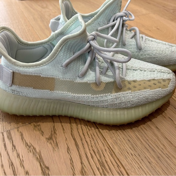 Yeezy Boost 350 v2 Hyperspace - Picture 3 of 13